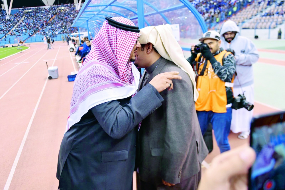 





الأميران فيصل بن تركي ونواف بن سعد يتبادلان التحايا بعد خروج فريقيهما النصر والهلال متعادلين. (تصوير: عبدالعزيز السلامة)
