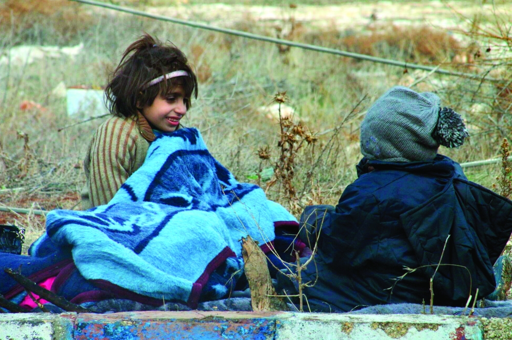 



أطفال ينتظرون الإجلاء من حلب أمس. (أ.ف.ب)
