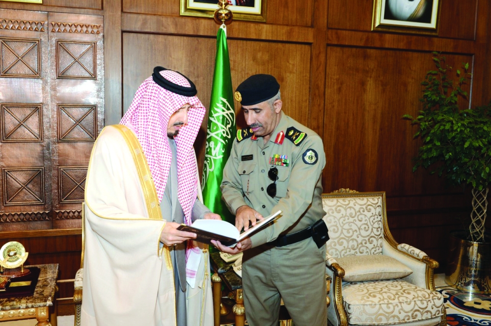 الأمير فيصل بن خالد خلال تسلم تقرير دوريات الأمن.  (عكاظ)