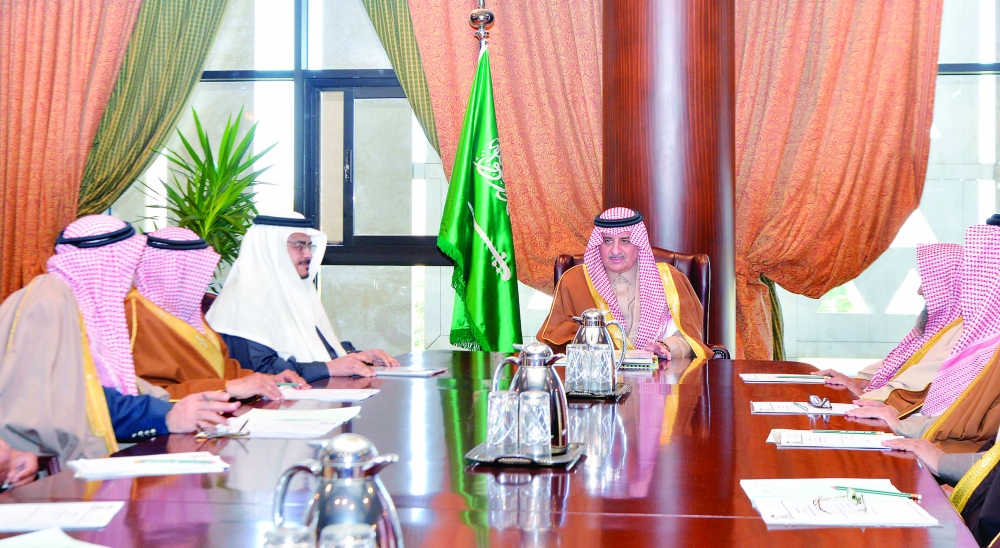 الأمير فهد بن سلطان مترئساً اجتماع مجلس إدارة الجمعية.  (عكاظ)
