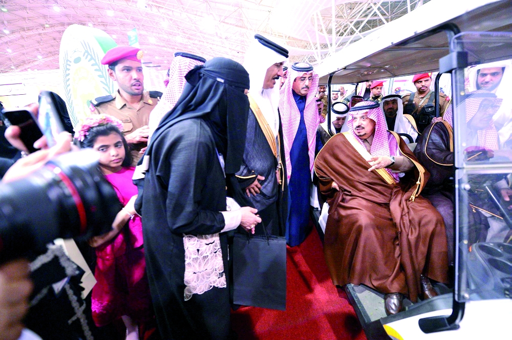 الأمير فيصل بن بندر خلال زيارته جناح مديرية المخدرات في معرض «منتجون». (واس)