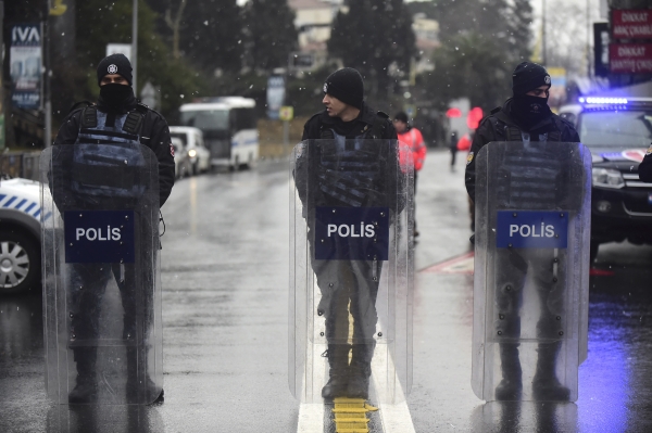 Turkish police officers stands guard close to the site of an armed attack near the Reina night club, one of the Istanbul's most exclusive party spots, early on January 1, 2017 after at least one gunmen went on a shooting rampage during New Year's Eve celebrations. Thirty-nine people, including many foreigners, were killed when a gunman reportedly dressed as Santa Claus stormed an Istanbul nightclub as revellers were celebrating the New Year, the latest carnage to rock Turkey after a bloody 2016. / AFP / YASIN AKGUL

