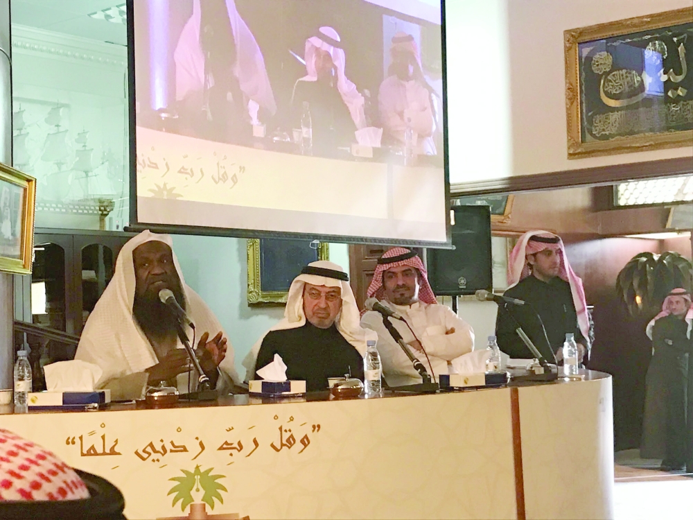 الكلباني متحدثاً في ندوة المريبض أمس الأول في الرياض. (عكاظ)