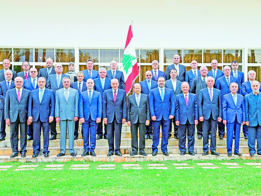 الرئيس عون مع رئيس الوزراء اللبناني وأعضاء الحكومة الجديدة.  (أ .ف. ب)