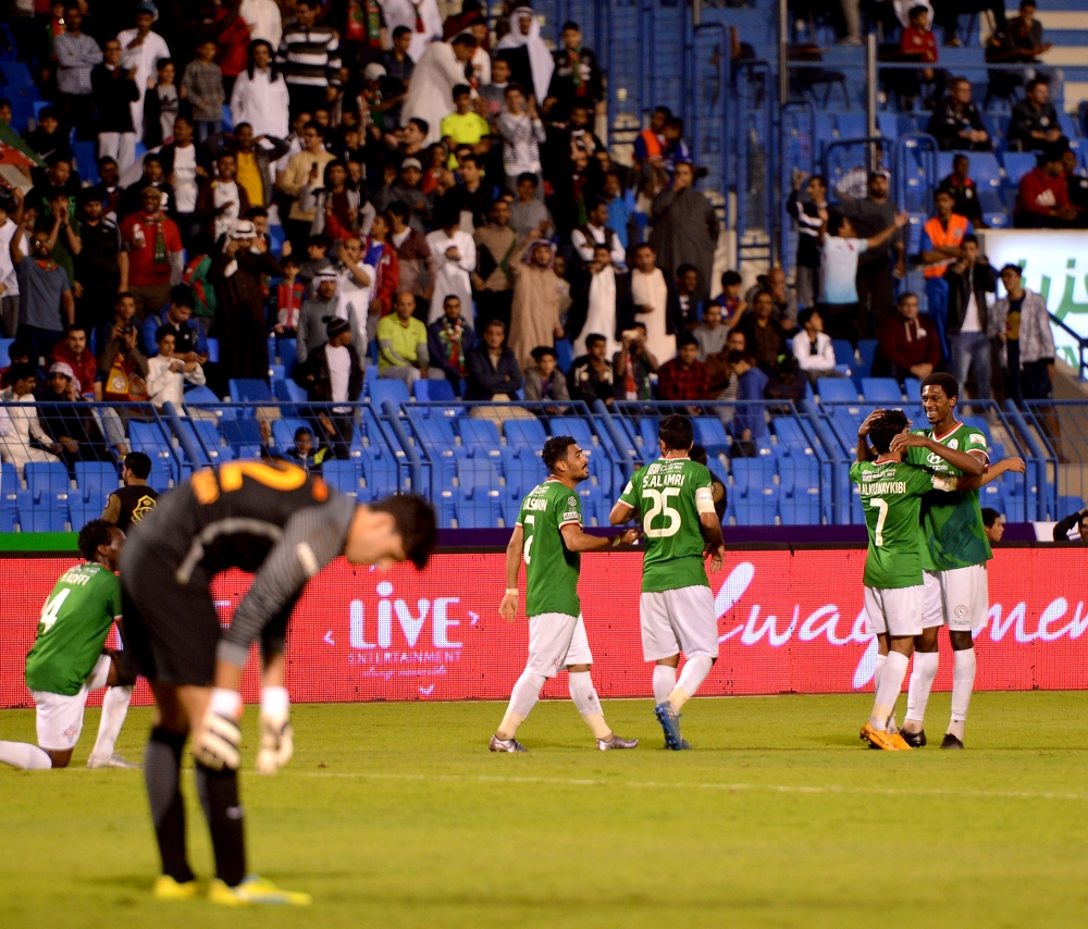 لاعبي الاتفاق يحتفلون بالفوز امام غلطة سراي تصوير سامي الغامدي 