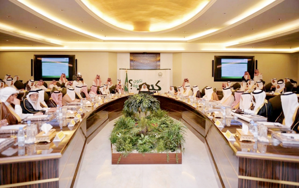 الأمير خالد الفيصل خلال ترؤسه اجتماع مجلس منطقة مكة المكرمة.