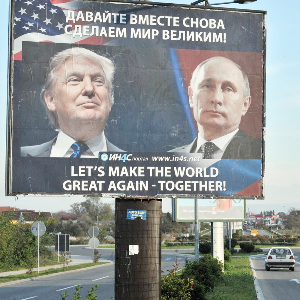 ملصق في إحدى المدن الروسية لصورة ترمب وبوتين. (متداول)