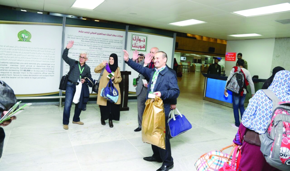 عدد من ضيوف خادم الحرمين يلوحون لمودعيهم في مطار الملك عبدالعزيز بجدة أمس.