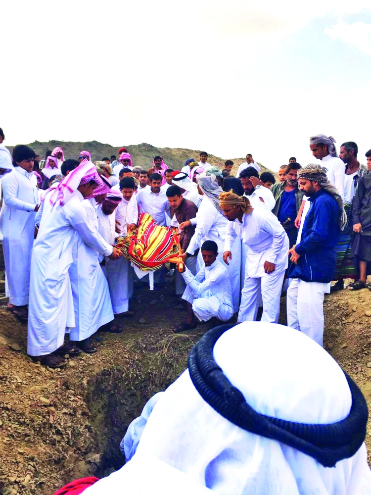 





مشيعون يوارون الشهيد الثرى في مقبرة الحنايا.  (عكاظ)