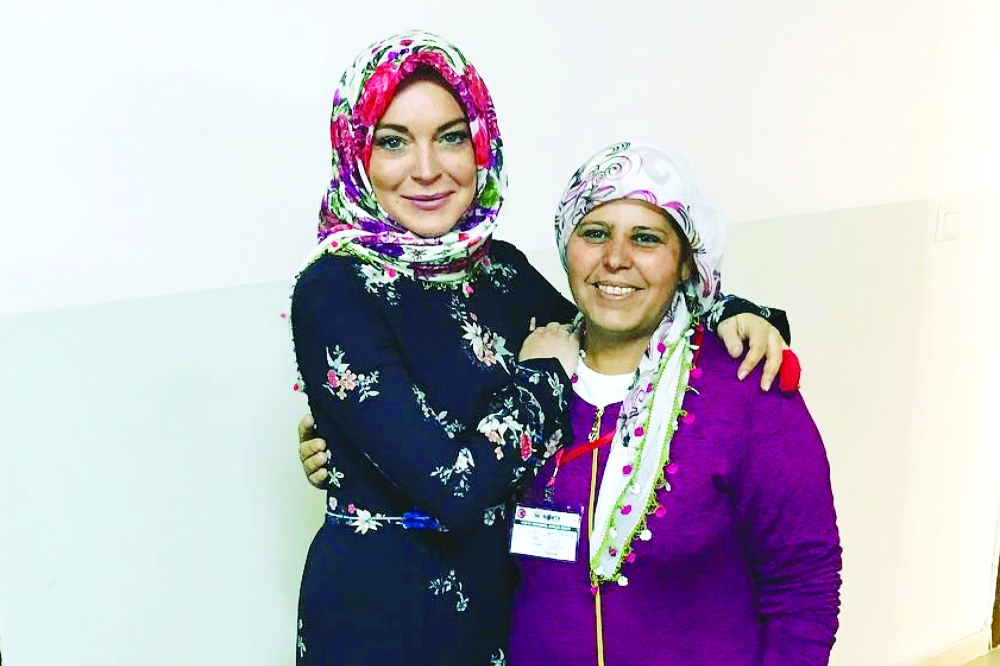 صورة نشرتها ليندسي مع سيدة تركية في زيارة قامت بها لأنقرة قبل أشهر. 