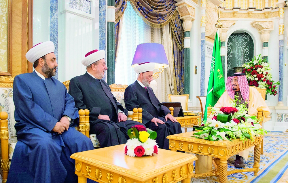 الملك سلمان مستقبلا الشيخ عبداللطيف دريان والوفد المرافق له أمس في الرياض. (واس)