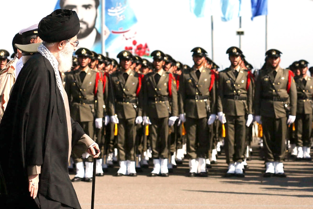خامنئي خلال استعراضه إحدى فرق الحرس الثوري الإيراني. (عكاظ)