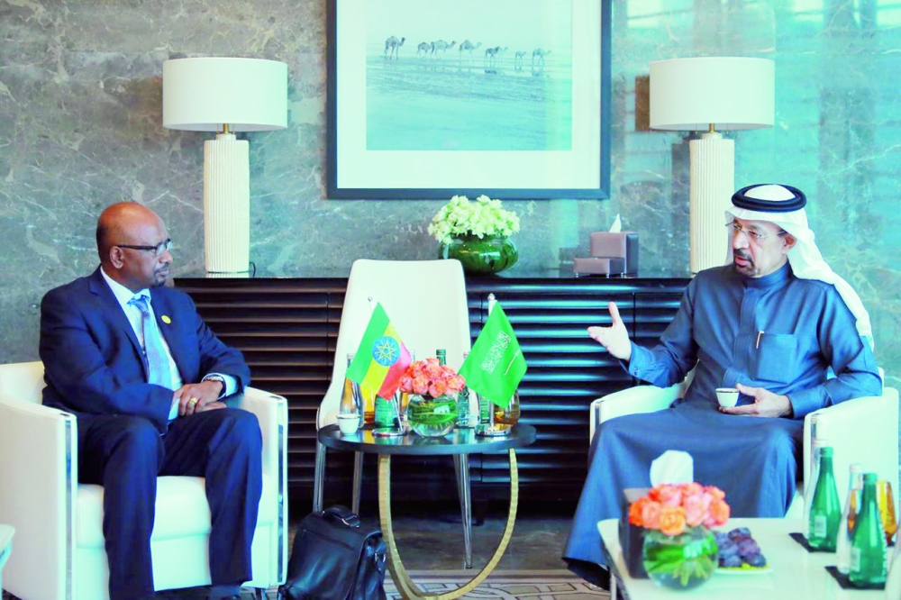 خالد الفالح خلال لقائه نظيره الإثيوبي ضمن اجتماعات عقدها أمس (الإثنين) مع وزراء الطاقة في اليابان والهند وكازاخستان. (وكالات)