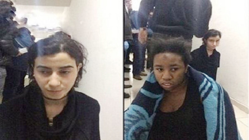 الشرطة التركية تعتقل شخصا يعتقد أنه عراقي أثناء القبض على سفاح إسطنبول، وفي الإطار معتقلتان ضبطتا برفقة المنفذ. (أ. ف. ب، متداول)