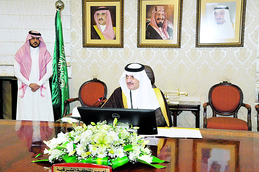 الأمير سعود بن نايف مترئسا اجتماع لجنة السلامة المرورية. (عكاظ)
