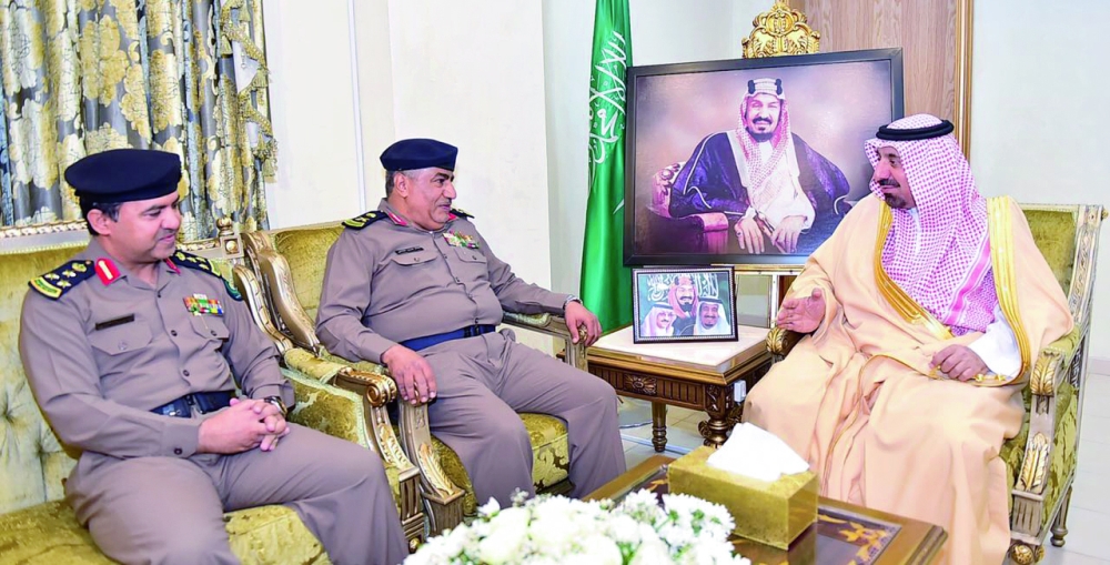 الأمير جلوي بن عبدالعزيز مستقبلا اللواء الغانمي والعميد الحميليس. (عكاظ)