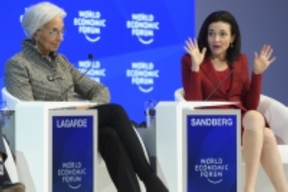 من اليمين.. الرئيس التنفيذي للعمليات في شركة «فيسبوك» شيريل ساندبرج، أثناء حديثها خلال جلسة عامة في الاجتماع السنوي الـ47 للمنتدى الاقتصادي العالمي في دافوس، وبجانبها المدير العام لصندوق النقد الدولي كريستين لاجارد. (أ ف ب)