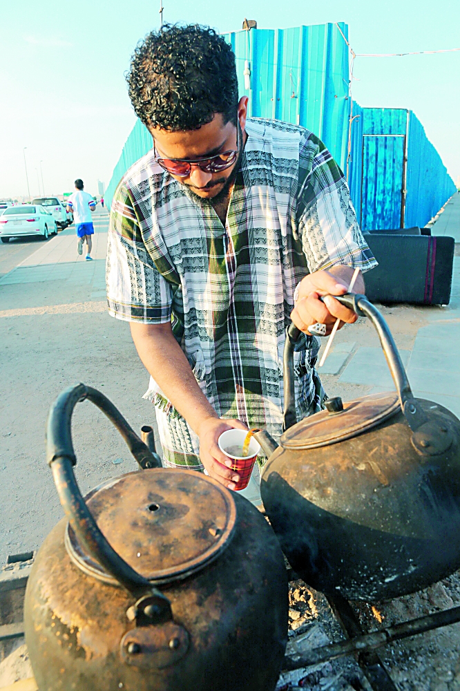 شاب سعودي يبيع الشاي على ممشى مخصص لممارسة الرياضة في جدة.  (تصوير: أحمد المقدام)