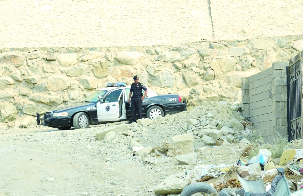 دورية أمنية خلال تواجدها في محيط الاستراحة التي استأجرها الإرهابيان في الحرازات. (تصوير: موسى الأحمري)