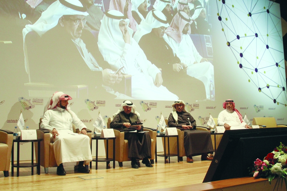 محافظ هيئة الاتصالات متحدثا في ملتقى «تحفيز الاستثمار وتوجهات القطاع». (تصوير: عبدالعزيز اليوسف)