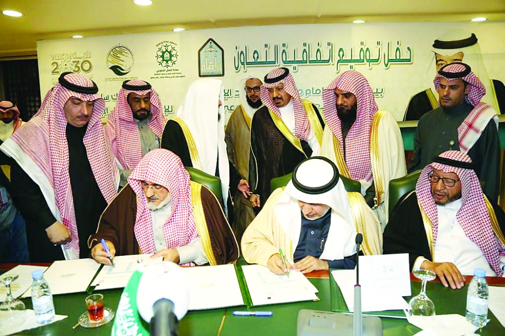 الربيعة ومدير جامعة الإمام أثناء توقيع الاتفاقية. (تصوير: عبدالعزيز الجابر)