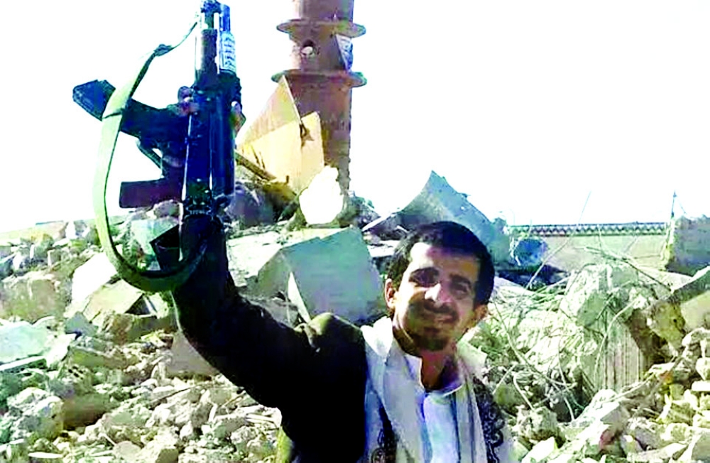 حوثي يستعرض سلاحه بعد تفجير مسجد في عمران. (متداولة)