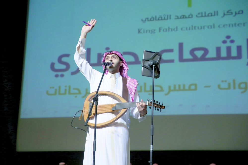 الفنان فيصل سعود يحيي الجمهور قبل وصلته الغنائية.