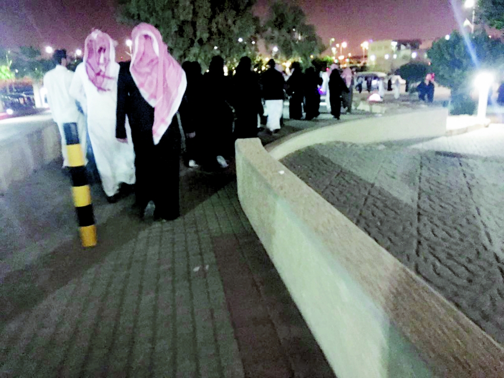 توافد الجمهور بأعداد غفيرة لحضور الأمسيات الفنية في الرياض.