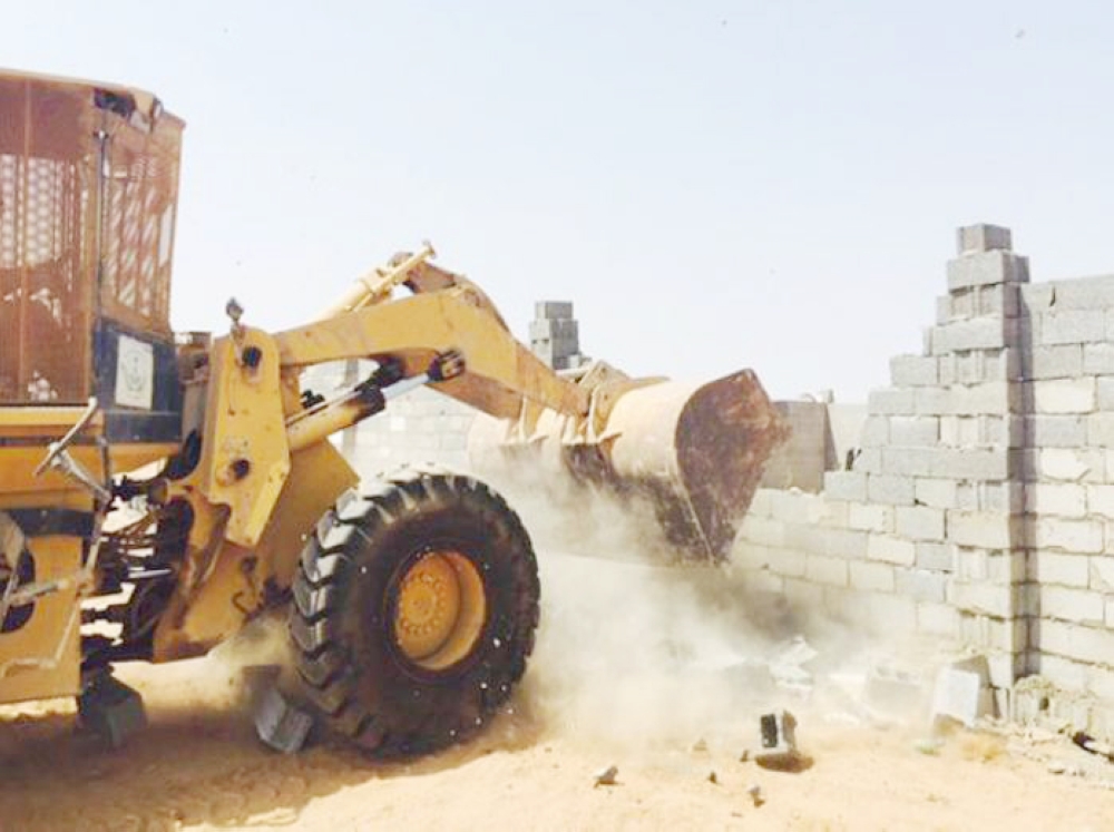 معدات الأمانة تزيل تعديات على أراضٍ حكومية جنوب جدة.