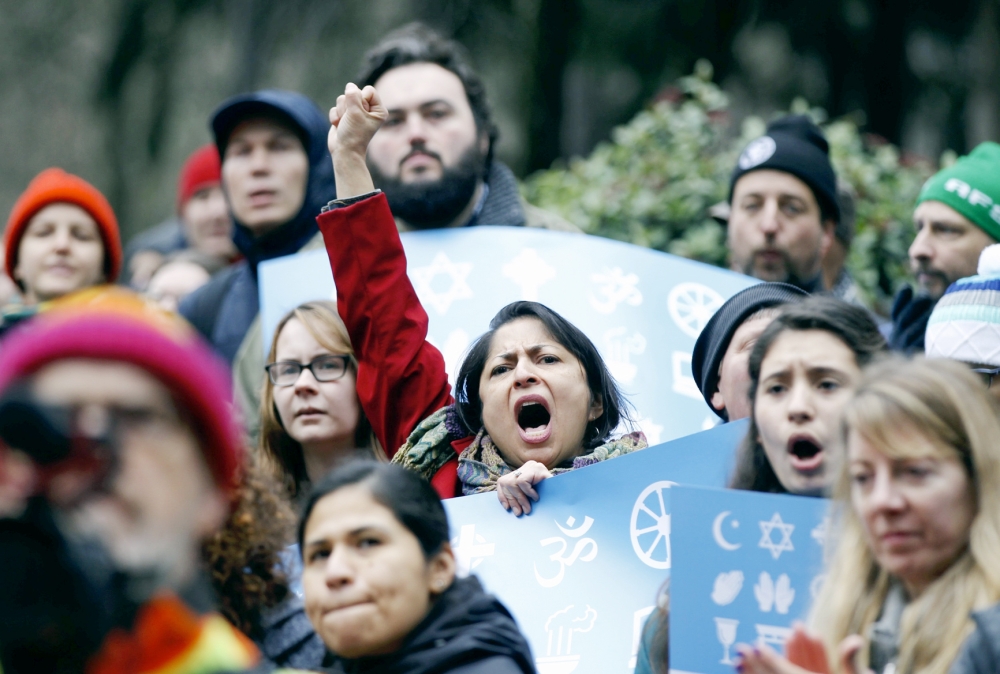 متظاهرون يحتجون على قرار حظر السفر في حديقة تيري شرنك بلازا في بورتلاند. (رويترز)