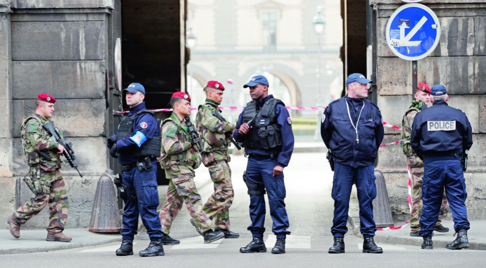 



 الشرطة الفرنسية تنتشر في محيط متحف اللوفر بعد الهجوم الإرهابي أمس. ( أ ف ب)