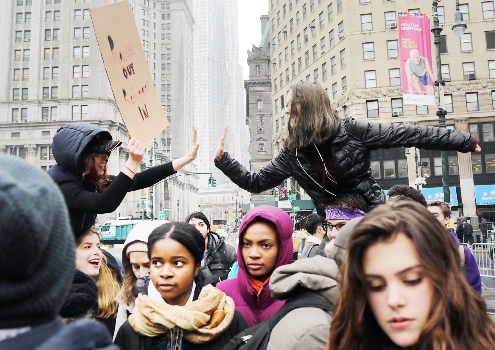 متظاهرون في نيويورك ضد قرار ترمب. (أ. ف. ب)