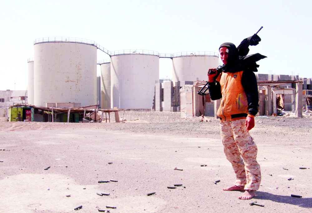 





جندي يمني يقف بجوار مخازن النفط في ميناء المخا. (أ.ف.ب)