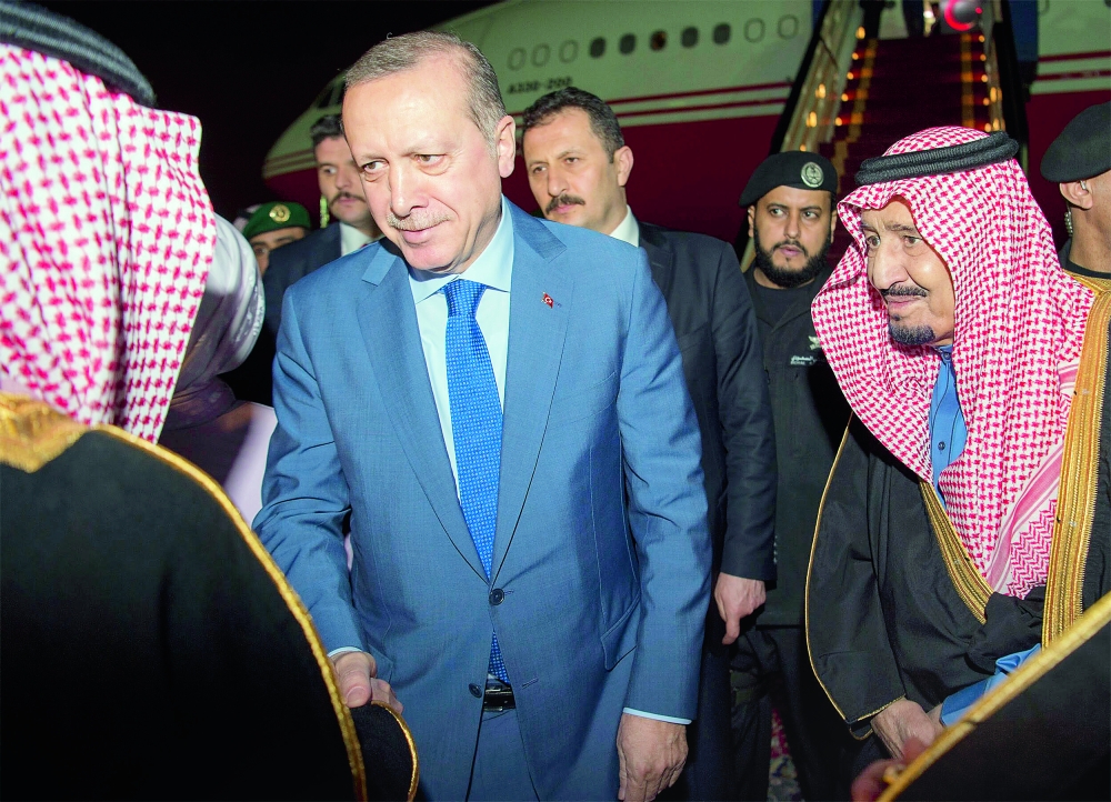 خادم الحرمين الشريفين مستقبلاً الرئيس التركي في مطار قاعدة الملك سلمان الجوية في الرياض أمس. (تصوير: بندر الجلعود)