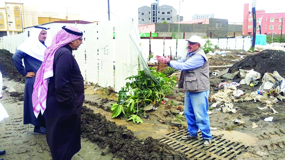 أمين منطقة عسير القاضي خلال جولته صباح أمس الأربعاء. (تصوير: الأمانة)