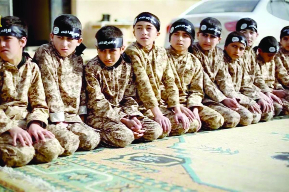 أطفال أيتام في أحد مراكز التدريب والتجنيد التابعة لتنظيم «داعش». (أرشيف)