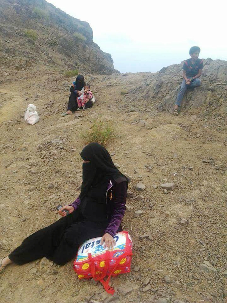 عائلة يمنية شردتها الميليشيات الانقلابية بعد طردها من منزلها في تعز. (متداول)