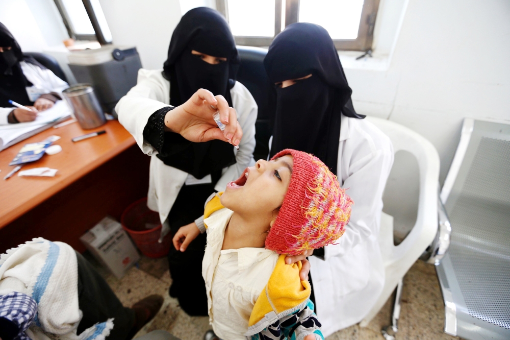 طفلة يمنية تتلقى لقاح تطعيم في أحد المراكز الطبية في صنعاء أمس. (أ. ف. ب)