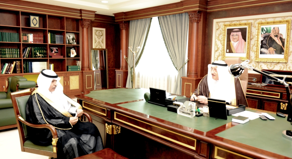  الأمير محمد بن ناصر خلال استقبال مدير جامعة جازان.
