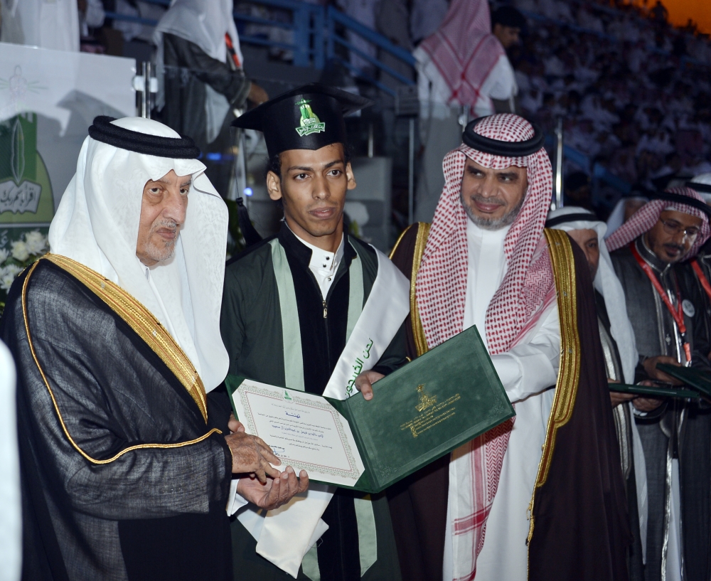 الأمير خالد الفيصل مسلما أحد الخريجين شهادته.