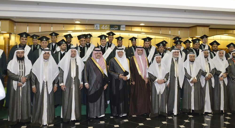 الأمير خالد الفيصل متوسطا عددا من الخريجين. (تصوير: ناصر محسن)
