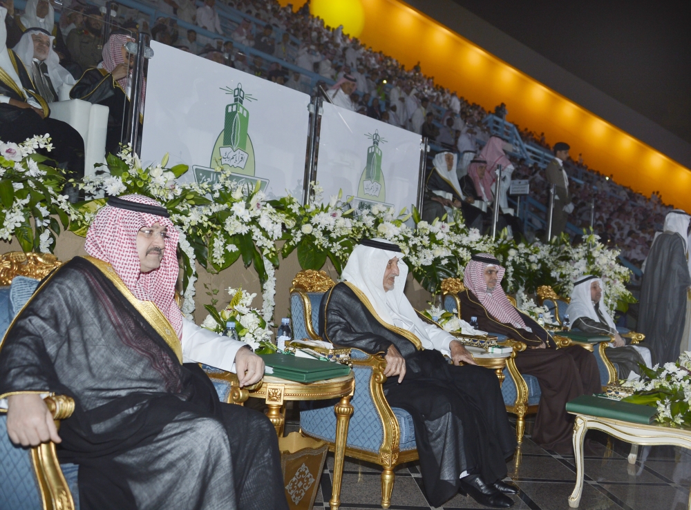أمير مكة ومحافظ جدة ووزير التعليم أثناء الحفلة.