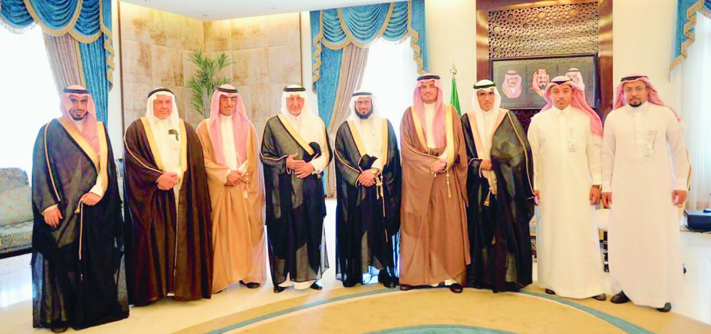 الأمير خالد الفيصل في صورة جماعية مع أمين عام مؤسسة تكافل وأعضاء المؤسسة أمس «الاربعاء».    (عكاظ)