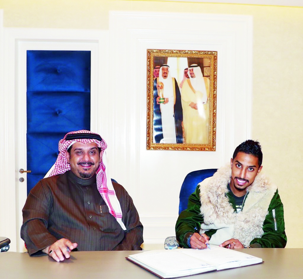 





الدوسري خلال توقيع عقده مع الأمير نواف بن سعد. (المركز الإعلامي بنادي الهلال)