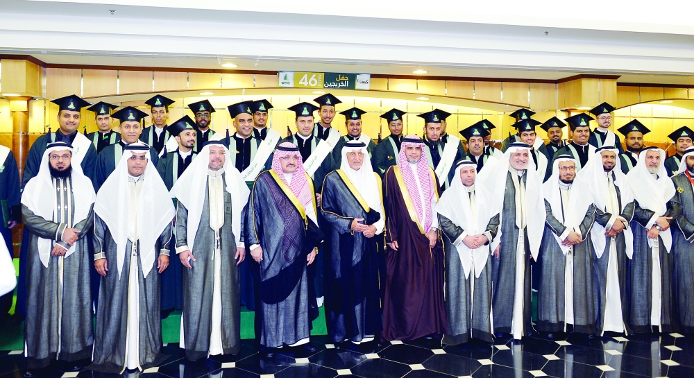 



الأمير خالد الفيصل متوسطا عددا من الخريجين بحضور محافظ جدة الأمير مشعل بن ماجد ووزير التعليم. (تصوير: ناصر محسن)