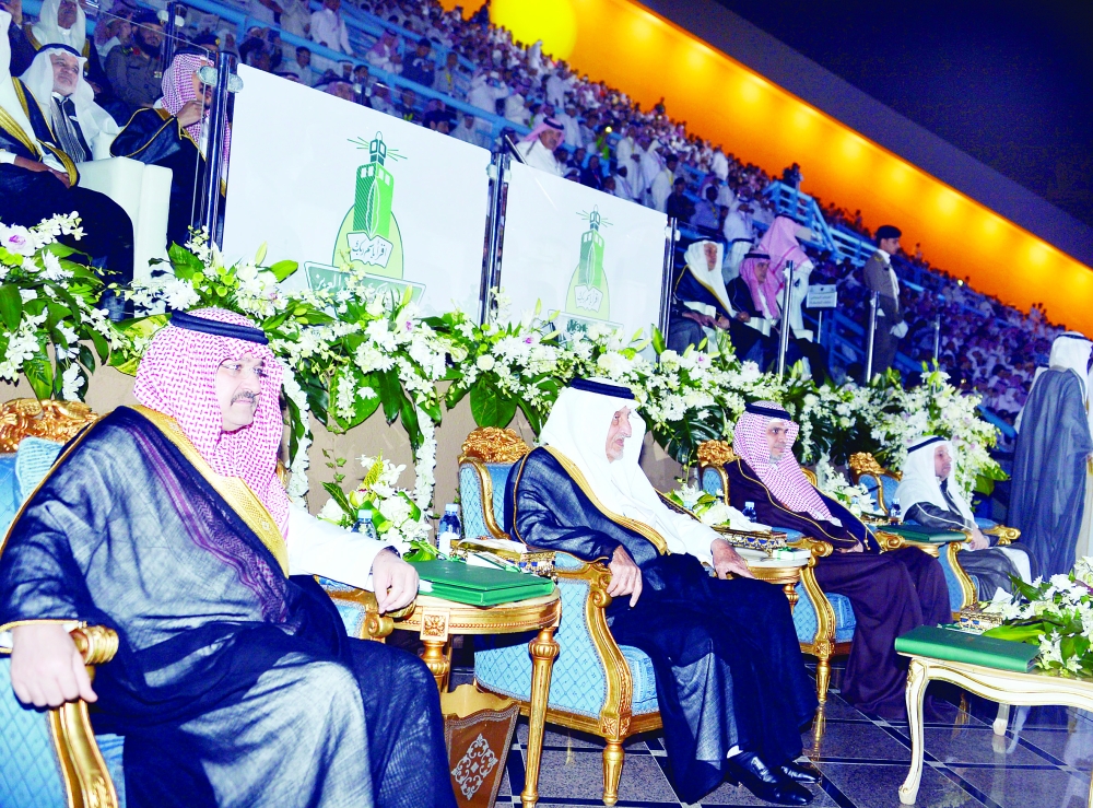 



أمير مكة ومحافظ جدة ووزير التعليم أثناء الحفلة.
