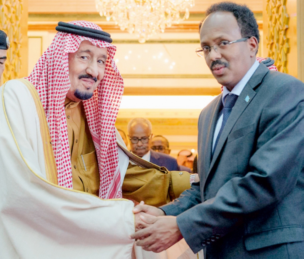 أجرى خادم الحرمين الشريفين الملك سلمان بن عبدالعزيز محادثات أمس بالرياض مع الرئيس الصومالي محمد عبدالله فرماجو. (واس)
