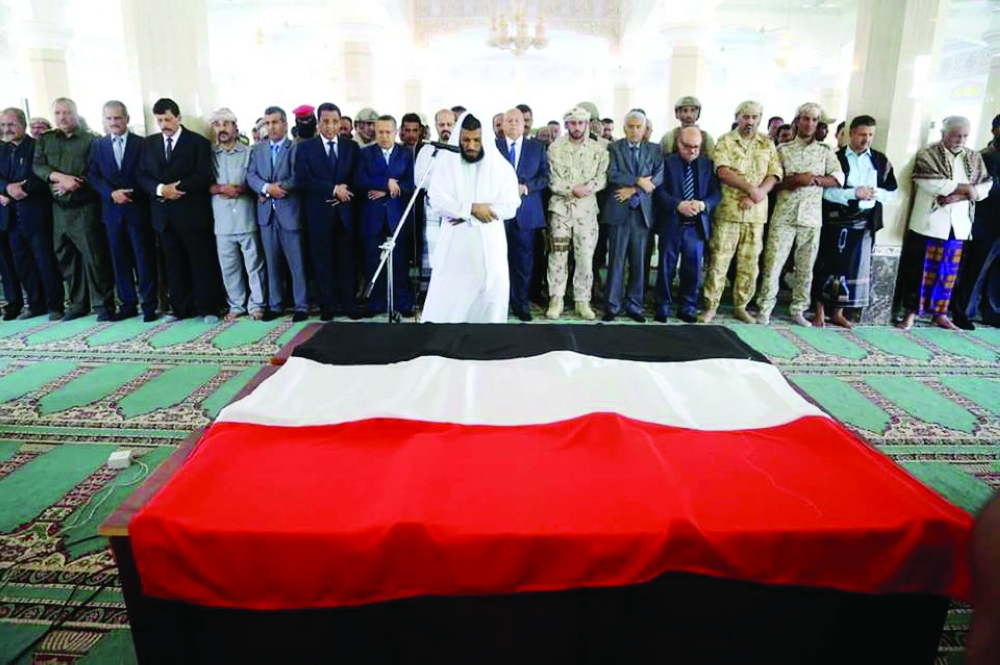 



الرئيس عبدربه منصور هادي يتقدم صفوف المصلين على جثمان اللواء أحمد سيف اليافعي. (سبأ)