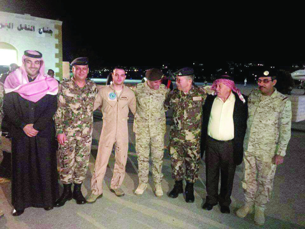 



.. ومتوسطا عددا من منسوبي السفارة وقيادات سلاح الجو الأردني في مطار عمّان.