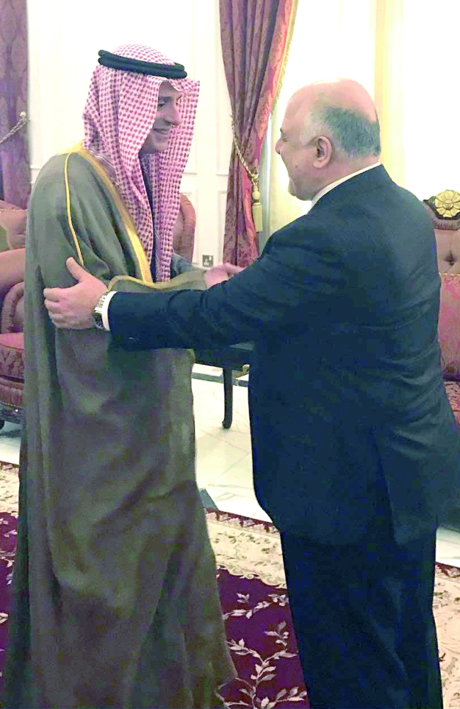 رئيس الوزراء العراقي حيدر العبادي مستقبلا الجبير.  (واس)